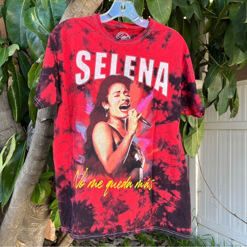 Selena No Me Queda Mas Short Tie Dye Red and Black Graphic T-Shirt. - Picture 1 of 6
